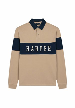 Polo a maniche lunghe beige con una striscia blu navy e "HARPER" in lettere bianche sul petto. Presenta un colletto classico e dettaglio con bottoni.