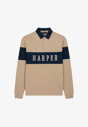 Polo à manches longues beige avec une rayure marine et "HARPER" en lettres blanches sur la poitrine. Présente un col classique et un détail de boutons.