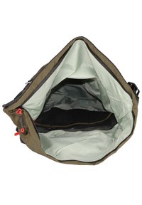 Borsa duffel verde oliva con interno menta chiaro; presenta una tasca in rete, chiusura con zip e tracolla regolabile; design durevole e spazioso.