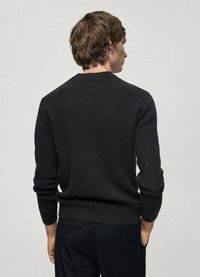 Dunkelgrauer Strickpullover mit Rundhalsausschnitt, eng anliegenden Bündchen und strukturiertem Material. Der Rücken ist schlicht ohne sichtbare Nähte oder Muster.