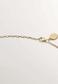 Collar de cadena color dorado que presenta eslabones rectangulares, un cierre de langosta y un colgante redondo con detalles en relieve.