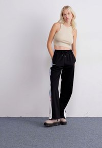 Ellesse HILANTA TRACK PANT - Spodnji deli trenirk - black