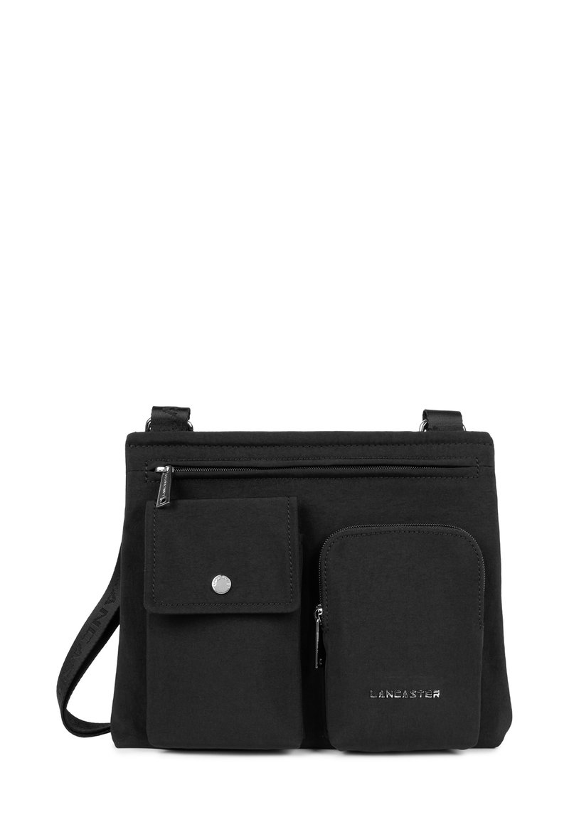 Borsa a spalla in tessuto nero con tracolla regolabile, dotata di una tasca con zip sul fronte e due compartimenti con bottone. Dettaglio del logo in argento incluso.