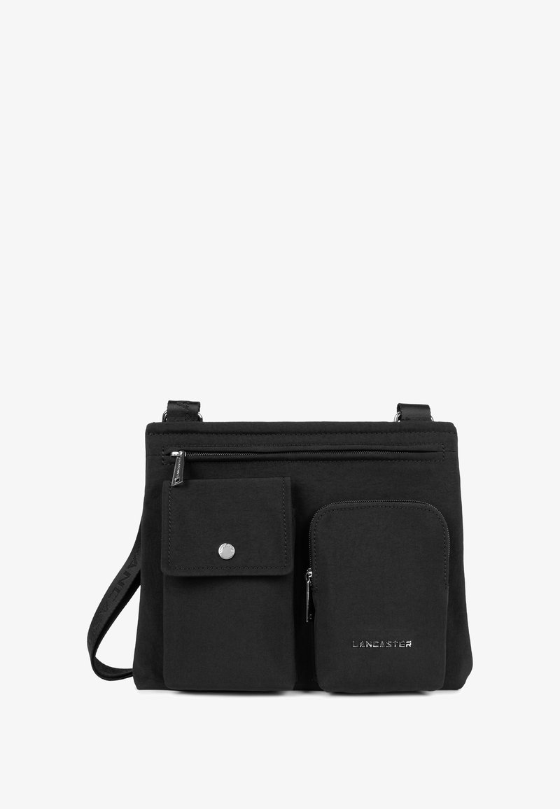 Borsa a spalla in tessuto nero con tracolla regolabile, dotata di una tasca con zip sul fronte e due compartimenti con bottone. Dettaglio del logo in argento incluso.