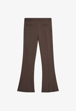 Bruine uitlopende broek met een gladde textuur, voorzien van twee achterkantzakken en naaddetails langs de pijpen. Ritssluiting aan de taille.