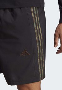 adidas Sportswear AEROREADY ESSENTIALS CHELSEA 3-STRIPES - Sportovní kraťasy - black   olive strata