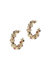 Gouden oorbellen in de vorm van hoop met rode en donkere edelstenen, textuurdetails en een gebogen ontwerp. De bevestiging omvat studposts.