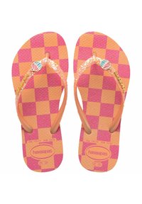 Infradito a scacchi arancioni e rosa con cinturini lucidi e un design a conchiglia, arricchiti da dettagli brillanti; suola texturizzata per una maggiore aderenza.