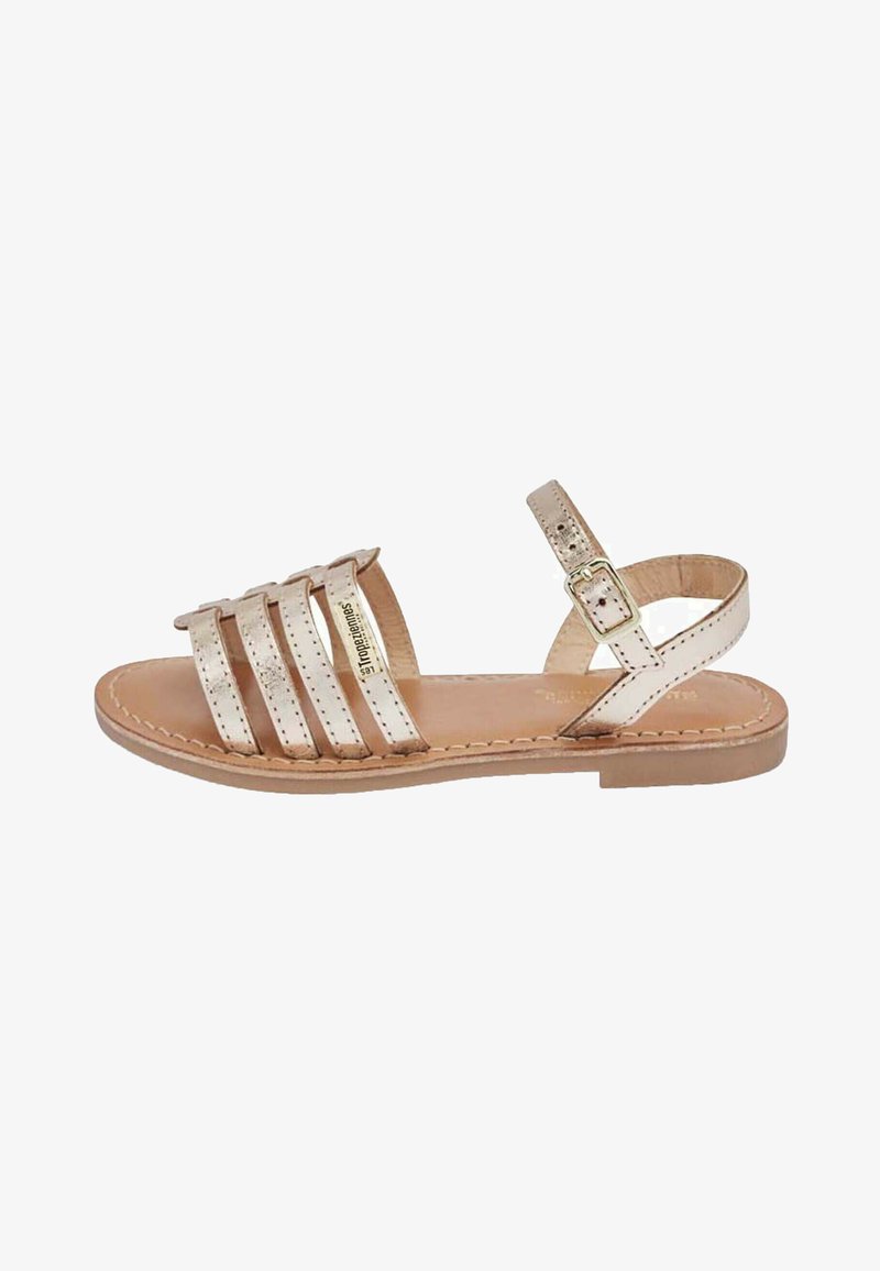 Sandale à lanières en or métallique avec quatre lanières avant et une boucle à la cheville, en cuir, semelle plate et détails cousus.