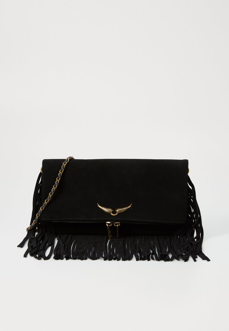 Schwarze Wildleder-Clutch mit Fransen am Boden, goldener, flügelförmiger Beschläge und einer Kettenriemen. Reißverschlussverschluss mit glatter Oberfläche.