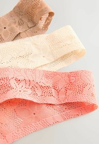 Benzi dantelate în trei culori: maro deschis, crem și coral. Fiecare are un model floral cu țesături deschise și textură netedă.