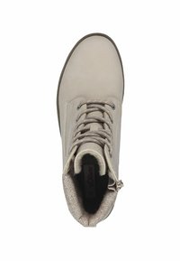 Bottines beiges avec tige en cuir lisse, col en tissu texturé et lacets gris ; dotées d'une fermeture éclair sur le côté pour un enfilage facile.
