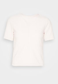 Top curto de manga curta em rosa claro com decote redondo, apresentando um padrão listrado texturizado e um design ajustado. Detalhes das costuras são visíveis.
