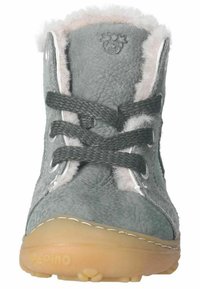 Bota de cuero gris con forro de piel, diseño de cordones y suela de goma beige. Presenta ojales plateados y un logo en la parte superior.