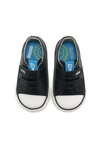 Scarpe per bambini nere con tomaia in pelle testurizzata, suole in gomma bianche e strap in Velcro. Le solette blu presentano un design a sole.