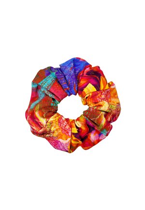 Kolorowa gumka do włosów z tkaniny z żywymi, czerwonymi, pomarańczowymi, fioletowymi i niebieskimi abstrakcyjnymi wzorami na białym tle.
