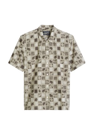 Beige kort mouw blouse met knopen en een ruitpatroon met abstracte vormen, bladeren, ananassen en strepen in bruine en crèmekleuren.