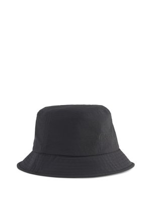 Czarny kapelusz typu bucket z subtelnym przeszyciem na rondzie i słabym kursywnym logo po boku.