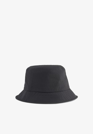 Cappello a secchiello nero con bordo cucito sottile e logo in corsivo tenue sul lato.