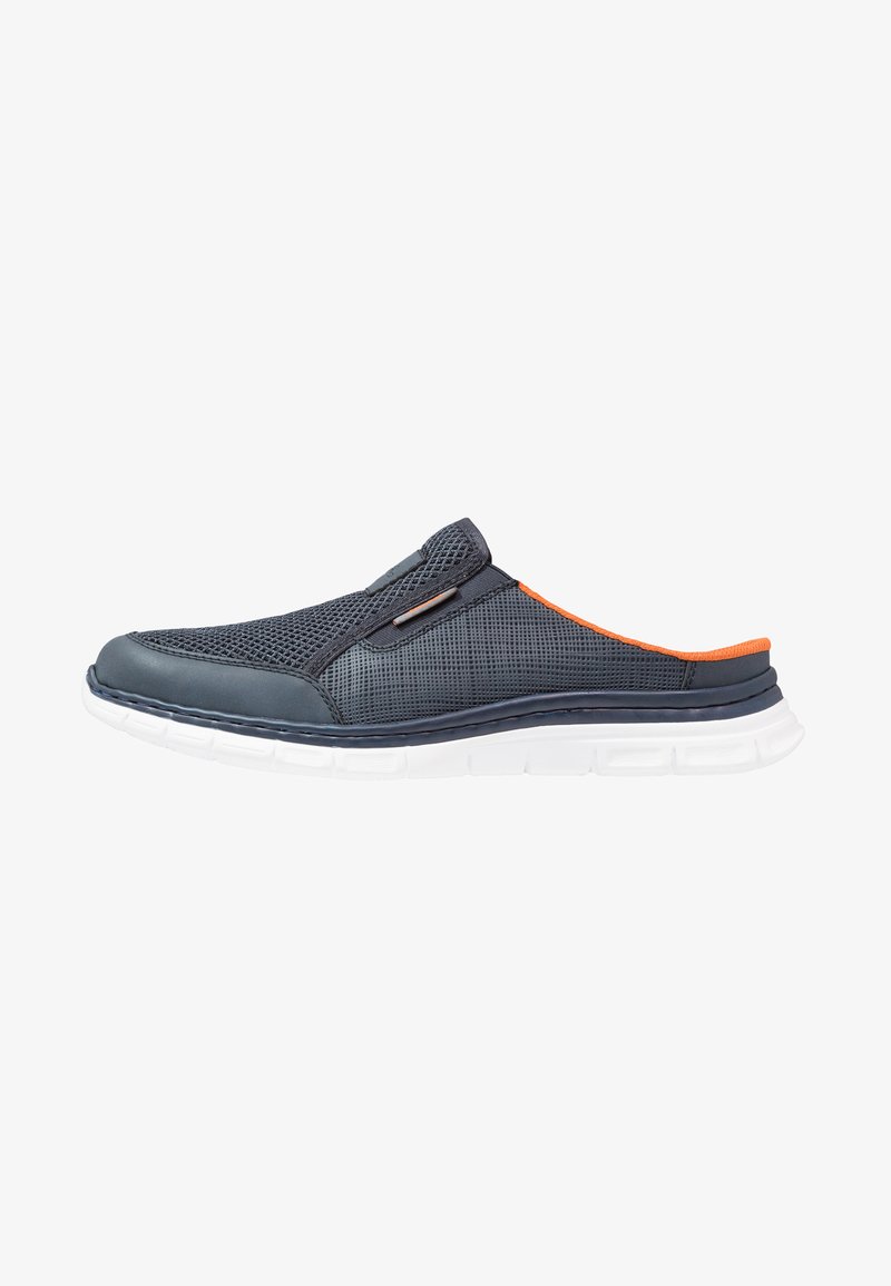 Marinefarbene Slipper mit Mesh-Obermaterial, orangefarbenem Akzent am Kragen und weißer Gummisohle. Sie verfügen über ein geschwungenes Design und eine gepolsterte Fußbett.