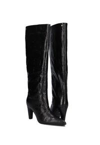 Een paar zwarte leren laarzen tot de knie met een krokodillenpatroon, puntige neuzen en middelhoog blokhak.