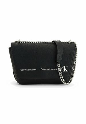Czarna skórzana torba na ramię Calvin Klein Jeans z srebrnym łańcuszkowym paskiem oraz logo na przednim klapie i pasku.