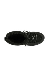 Botte noire avec un dessus en textile tricoté, semelle en caoutchouc, design à lacets et un intérieur confortable et doux. Corps texturé avec des accents de perforation.