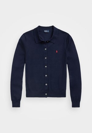 Granatowy kardigan z długim rękawem, zapinany na guziki z przodu, z kołnierzem i małym czerwonym haftowanym logo na lewej piersi.