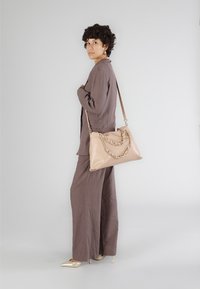 Borsa A Tracolla In Peluche Sintetico Cammello CafèNoir - Tracolla Rimovibile, Charm Metallico, Taschino Interno Con Zip