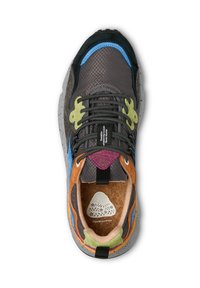 Sneaker multicolore con una tomaia grigia testurizzata, accenti in suede, lacci neri e una soletta in sughero con un motivo floreale.
