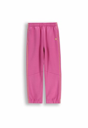 Różowe spodnie dresowe z elastycznym pasem, żółtymi bocznymi paskami i małym logo na lewym udzie, pokazane na płasko na białym tle.