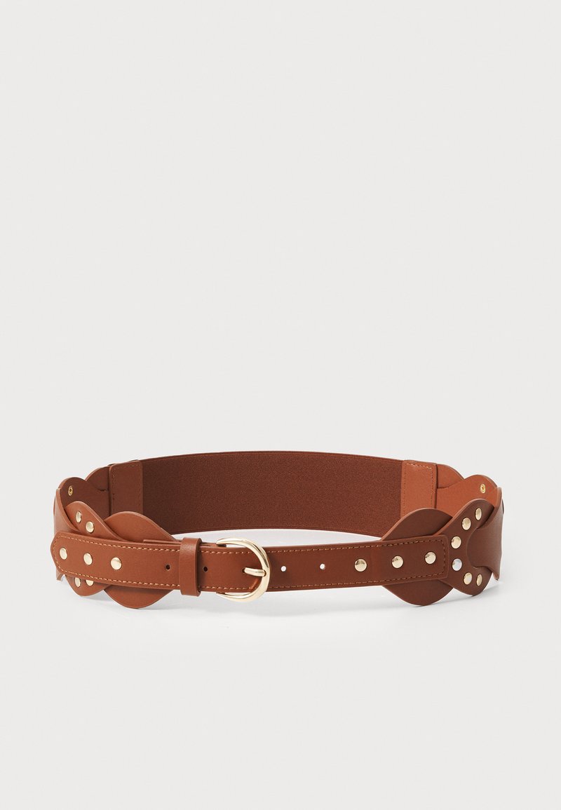 Cinto de couro castanho com seção elástica, fivela dourada e rebites decorativos. Apresenta extremidades arredondadas e uma textura suave.