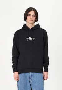 Crna majica s kapuljačom od pamuka, s prednjim dzepom u obliku kengura, kapuljačom s vezicom i bijelim logotipom na prsima. Mekana tekstura, opušteni kroj.