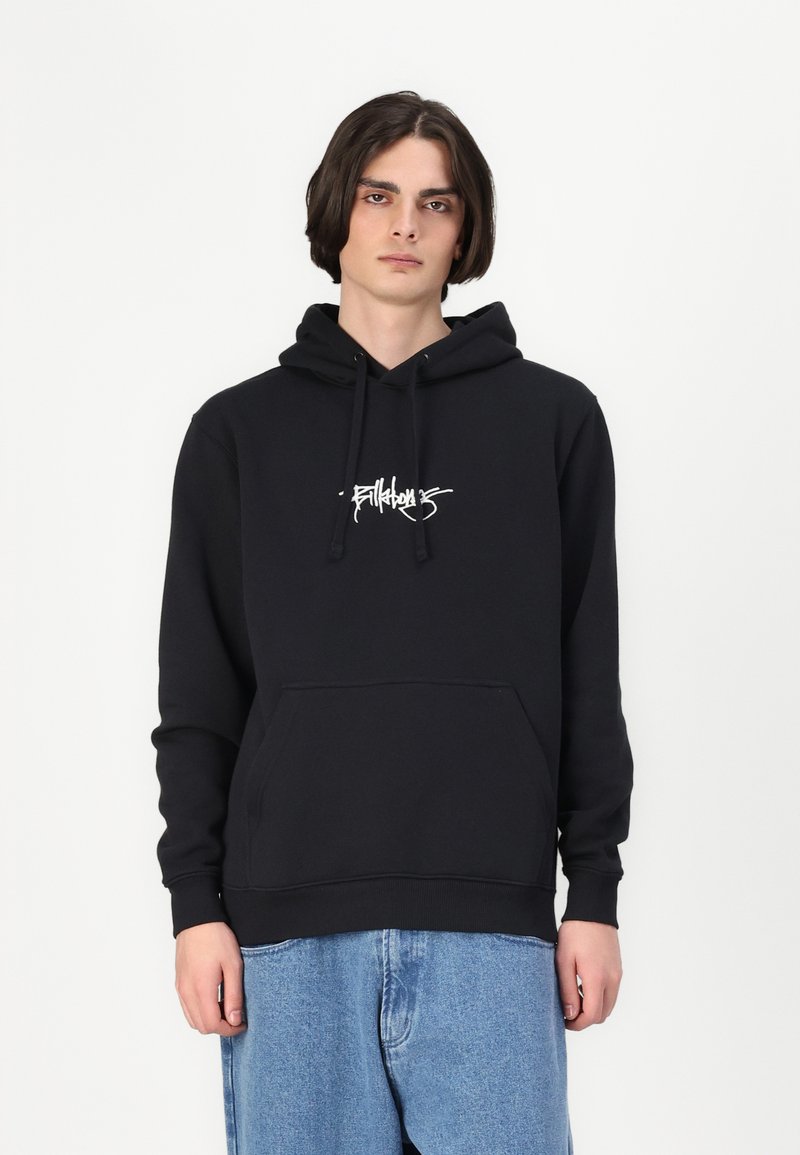 Crna majica s kapuljačom od pamuka, s prednjim dzepom u obliku kengura, kapuljačom s vezicom i bijelim logotipom na prsima. Mekana tekstura, opušteni kroj.