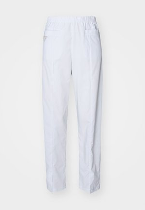 Witte broek van gladde stof met een elastische tailleband, rechte snit en twee achterzakken. Minimalistisch ontwerp zonder patronen.