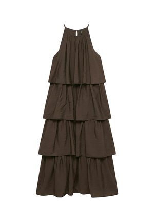 Robe maxi sans manches brun foncé à volants avec col montant et couches froncées, réalisée en tissu léger légèrement texturé.