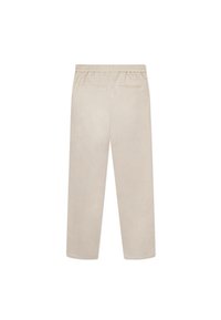 Pantalon en tissu doux beige avec une coupe décontractée, doté d'une ceinture élastique et de deux poches arrière. Jambes droites et détails de couture minimalistes.