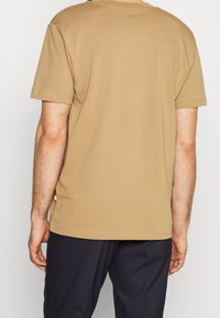 Selected Homme Jednoduché tričko - brown