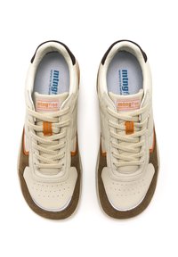 Beige und braune Sportschuhe mit einer strukturierten Oberseite aus Wildleder und Leder, die orangefarbene Akzente, Perforationen und cremefarbene Schnürsenkel aufweisen.