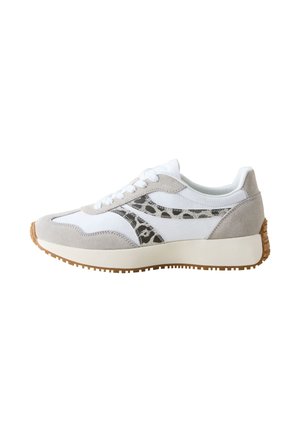 Pantofi sport albi, cu talpă joasă, accente din piele întoarsă gri, dungi cu imprimeu leopard pe lateral, șireturi albe și talpă din cauciuc maro texturată.