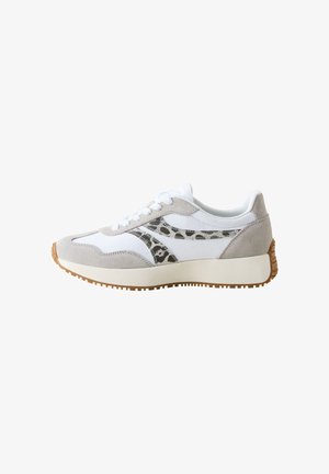 Pantofi sport albi, cu talpă joasă, accente din piele întoarsă gri, dungi cu imprimeu leopard pe lateral, șireturi albe și talpă din cauciuc maro texturată.