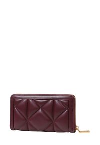 Portafoglio in pelle borgogna con motivo trapuntato e chiusura con zip dorata. Caratterizzato da una forma rettangolare e una texture liscia.