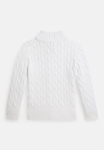 Biely sveter s vrkočovým vzorom, dlhými rukávmi a rebrovaným rolákom na bielom pozadí.