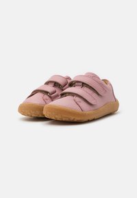 Rozā ādas apavi ar Velcro siksnām, ar teksturētu virsmu, apaļu formu un elastīgu brūnu gumijas zoli ar rakstu.