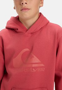 Rode pullover hoodie van een katoenmix, voorzien van een frontzak, een capuchon met trekkoord en een groot logo in een lichtere tint op de borst.