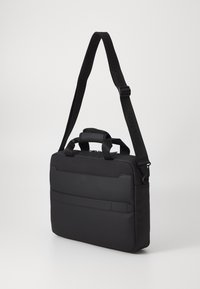 Czarna torba na laptopa wykonana z teksturowanej tkaniny, z podwójnymi uchwytami, regulowanym paskiem oraz zamkiem błyskawicznym. Z przodu znajduje się elegancka akcentująca panel.