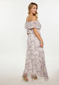Maxi-jurk met een off-the-shoulder ontwerp, met ruches, bloemenpatronen in paars en geel, van lichtgewicht stof en een vloeiende snit.