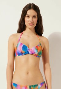 Färgglad bikiniöverdel med vriddesign, tillverkad av mjukt tyg. Gradientmönster med nyanser av blått, rosa och orange. Halterband.