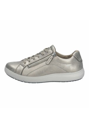 Metalen zilveren sneaker met een glad leren bovenwerk, ronde neus, vetersluiting en zijrits. Witte rubberen zool met donkere gripaccenten.