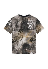 Abstrakcyjna koszulka z krótkim rękawem w szaro-beżowe wzory z czarnym dekoltem. Zawiera motywy w stylu graffiti oraz fakturowane wykończenie.